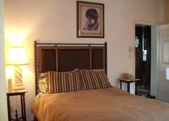 Central hotel: Lundeen Inn Of The Arts